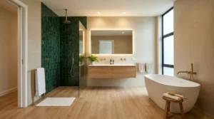 Modernes Badezimmer mit grünen Akzentfliesen und Holzoptik-Boden im Stil der Fliesentrends 2026