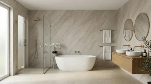 Moderne Wandpaneele gestaltet in einem eleganten Badezimmer mit freistehender Badewanne und Glasdusche