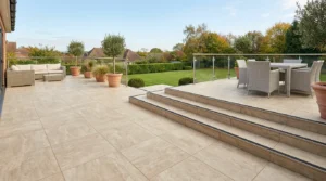 Beige Terrassenfliesen verlegt auf großzügiger Gartenterrasse mit Balkonfliesen