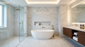 Weiße Natursteinfliesen verlegt im luxuriösen Badezimmer mit Natursteinverlegung Kosten