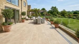 Beige Terrassenfliesen gestalten Gartenterrasse mit passenden Fliesenkleber Arten