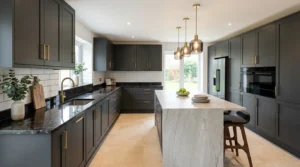 Moderne Naturstein-Arbeitsplatte in einer luxuriösen Küche mit verschiedenen Natursteinarten