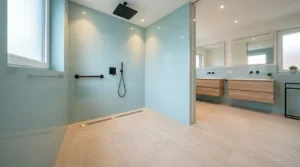 Modernes Badezimmer zeigt rutschfeste Fliesen in begehbarer Dusche mit rutschfeste Fliesen Bad Küche