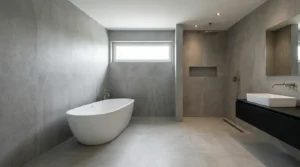 Moderne graue XXL-Fliesen gestaltet in einem minimalistischen Badezimmer mit freistehender Badewanne