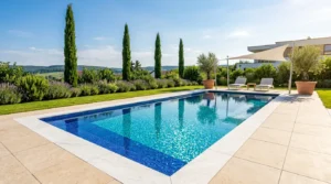 Poolfliesen verlegt im luxuriösen Gartenbereich vom Fliesenleger Großraum Stuttgart