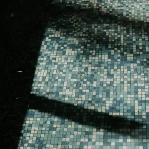 Blaue Mosaikfliesen gestalten einen dekorativen Wasserbereich mit Mosaikfliesen Ideen