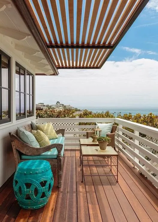 Moderne Terrasse mit stilvollen Fliesen Außenbereich, gemütlicher Sitzbereich und dekorative Pflanzen in natürlichem Licht