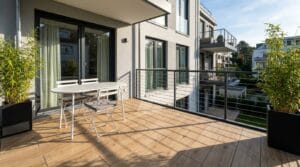 Moderne Balkonfliesen in Holzoptik verschönern stilvollen Außenbereich nach professioneller Balkonsanierung Waiblingen