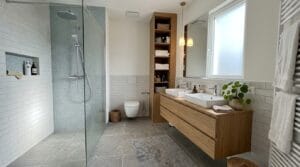 Modernes Familienbad mit Doppelwaschtisch und Glasdusche gestaltet von fliesenleger in meiner nähe