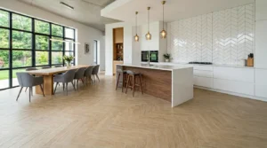 Modernes Fliesenverlegemuster im Wohn und Küchenbereich stilvoll verlegt mit Holzoptikfliesen