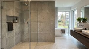 Modernes Luxusbad mit großformatigen Fliesen und Glasdusche gestaltet nach dem fliesenleger beauftragen