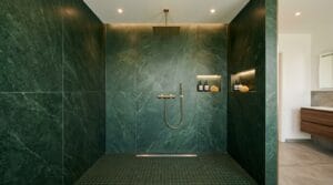 Luxuriöse Natursteinfliesen gestalten moderne Walk-in-Dusche im exklusiven Badezimmer vom besten Fliesenleger Deutschland