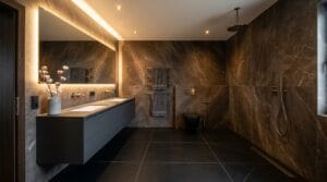 Moderne Badezimmerfliesen gestalten luxuriöses Designerbad mit bodengleicher Dusche nach professioneller Badsanierung Checkliste