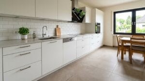 Moderne Küchenfliesen und Bodenfliesen in heller Designküche verlegt mit Fokus auf Kosten Fliesenleger
