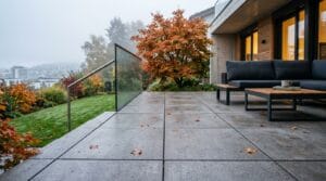Moderne Terrassenfliesen verschönern stilvolle Gartenterrasse im Außenbereich mit professionellem Verlegen von Terrassenfliesen