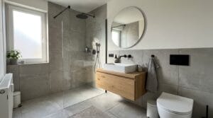 Modernes Badezimmer mit Glasdusche und Holzwaschtisch gestaltet für Badezimmer 10 qm Kosten