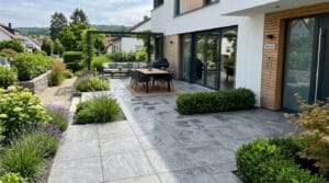 Modern gestaltete Terrasse mit großformatigen Feinsteinzeugplatten im fliesen außenbereich eines Einfamilienhauses
