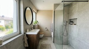 Modernes Badezimmer mit Glasdusche und Holzwaschtisch geplant mit Badplaner Online für stilvolle Raumgestaltung