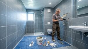 Fachmann repariert moderne Badezimmer Fliesen im stilvollen Bad für langlebige und hochwertige Wandverkleidung