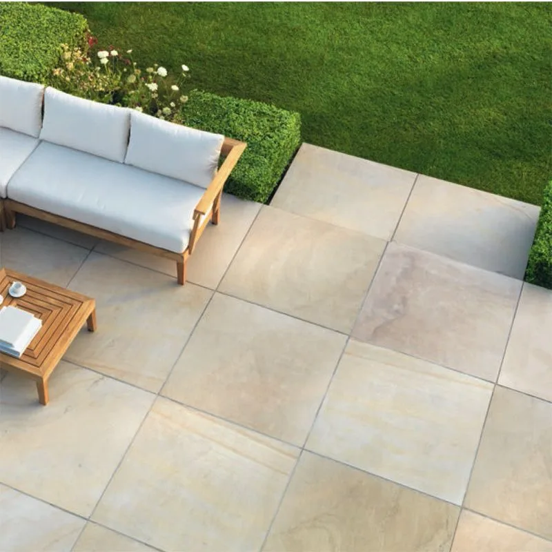 Moderne Terrasse mit großen Fliesen verlegt von professionellem Fliesenleger, elegante Outdoor-Bodenfliesen und Gartenbereich.