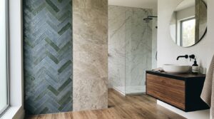 Elegantes Badezimmer mit modernen Fliesenmuster und -designs, kombiniert aus Holzoptik, Marmor und farblich abgestimmten Akzentfliesen.