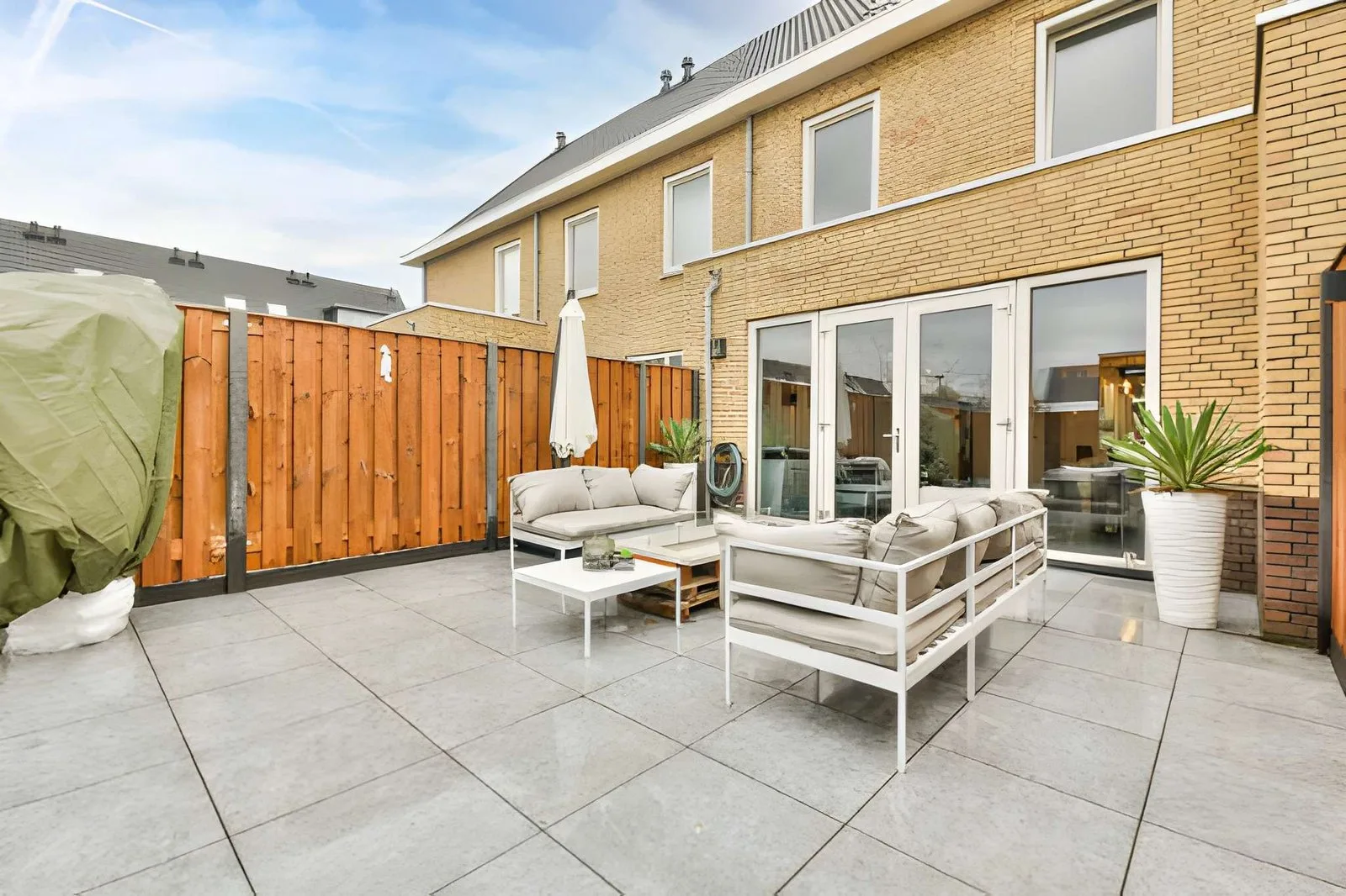 Fliesen Außenbereich moderne Terrasse graue Fliesen Außenbereich elegant gestaltet mit Gartenmöbeln