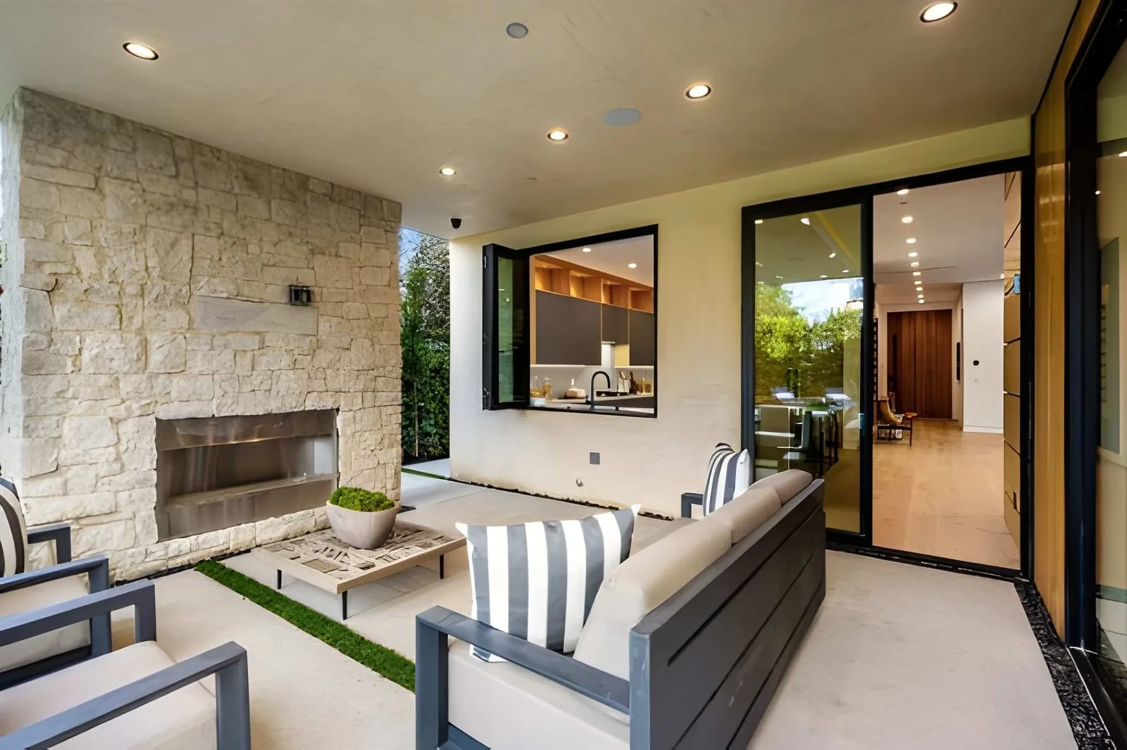 Moderner Außenbereich mit stilvollen Fliesen Außenbereich, Terrasse mit Gartenmöbeln und Beleuchtung, perfekte Outdoor-Fliesenlösung