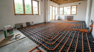 Fliesen auf Fußbodenheizung werden im modernen Neubau professionell für optimale Wärmeverteilung vorbereitet