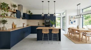 Moderne Küchen Wandfliesen gestaltet als elegante Rückwand in einer offenen Wohnküche mit Kochinsel und Essbereich