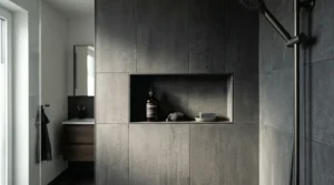 Dunkle Wandfliesen mit abgestimmter Fliesen Fugenfarbe schaffen eine moderne Duschnische im eleganten Badezimmer