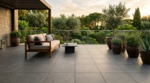 Entkopplungsmatte unter Fliesen sorgt auf moderner Terrasse für einen stabilen und langlebigen Untergrund