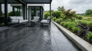 Rutschhemmende Fliesen verlegt auf einer modernen Terrasse bei Nässe im Außenbereich eines Einfamilienhauses