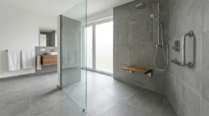 Barrierefreies Badezimmer ausgestattet mit bodengleicher Dusche, Duschsitz und Haltegriffen im modernen Barrierefreies Bad Stuttgart