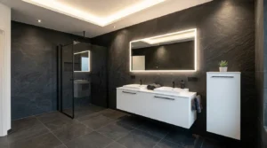 Weiße Badmöbel setzen Kontrast im dunklen Badezimmer mit Steinoptikfliesen für modern Badmöbel