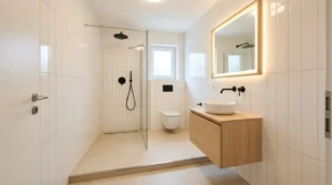 Helles Badezimmer präsentiert moderne Dusche und Holzwaschtisch zum Badezimmer neu gestalten