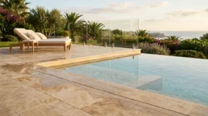 Travertin-Fliesen gestalten elegante Poolumrandung mit Meerblick für Pool Fliesen