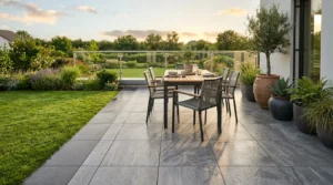 Geflieste Terrasse zeigt robuste Außenfliesen im Gartenbereich für Fliesenleger Ludwigsburg Preise