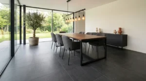 Moderne dunkle Bodenfliesen im Esszimmer verlegt für eine elegante Wohnraumgestaltung – Fliesen im Esszimmer