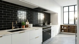 Schwarze glänzende Wandfliesen akzentuieren eine moderne Küche mit Fliesen Schwarz Weiß