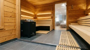Dunkle Bodenfliesen gestalten den Übergang in einer modernen Holzsauna mit geeigneten Fliesen für Sauna