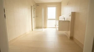 Modernes Badezimmer mit Wand- und Bodenfliesen sowie funktionalen Fliesen Sockelleisten für saubere Übergänge