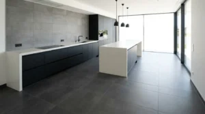 Moderne Küche mit großformatigen Bodenfliesen und eleganter Raumgestaltung durch XXL Fliesen kaufen