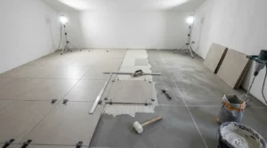 Großformatige Bodenfliesen werden auf Estrich verlegt für präzise Fliesen auf Estrich verlegen Arbeiten