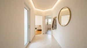 Heller Wohnungseingang mit keramischen Bodenfliesen und harmonischem Design durch Fliesen im Flur